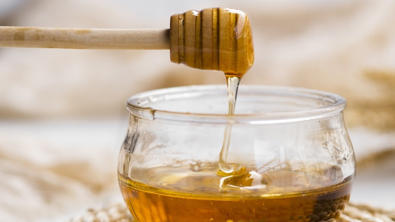 A produção de mel bateu recorde no Brasil e o consumo desse alimento traz benefícios para a saúde. 